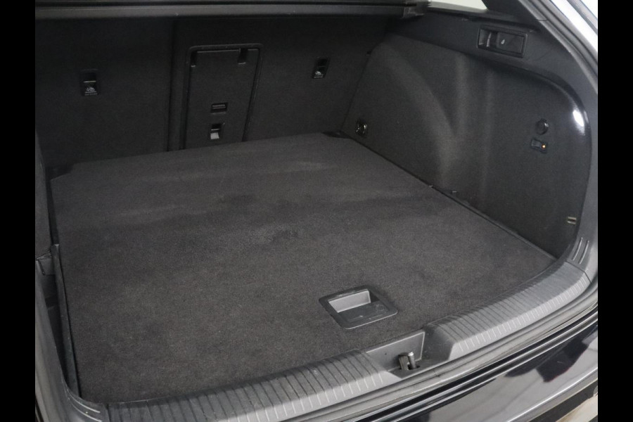 Volkswagen Golf Variant 1.5 eTSI R-Line | Trekhaak | Navigatie | LED | Stoelverwarming |