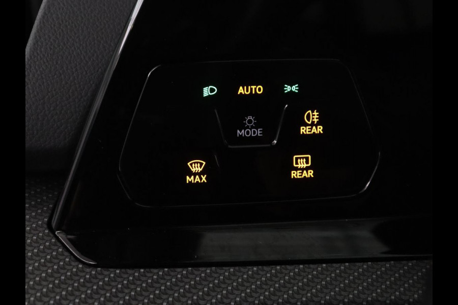 Volkswagen Golf Variant 1.5 eTSI R-Line | Trekhaak | Navigatie | LED | Stoelverwarming |
