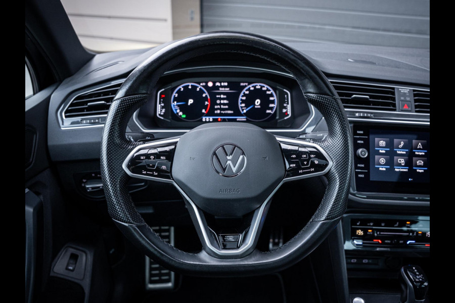 Volkswagen Tiguan 1.5 TSI 3x R-Line - IQ-L l Pano l Trekhaak l 360cam l Keyless