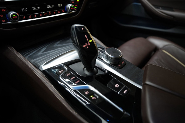 BMW 5 Serie Touring 530e M SPORT PANO LASER SFEER H&K HUD