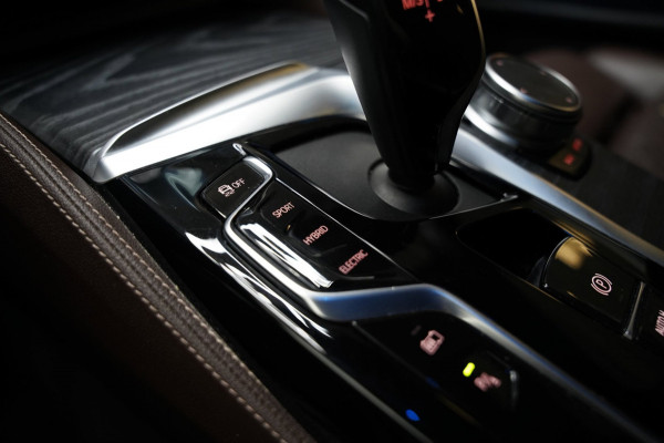 BMW 5 Serie Touring 530e M SPORT PANO LASER SFEER H&K HUD
