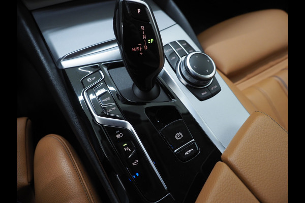BMW 5 Serie Touring 520e | Leder | HUD | Keyless | 360 | Sfeerlicht | Dodehoek | Stoelverwarming | Carplay