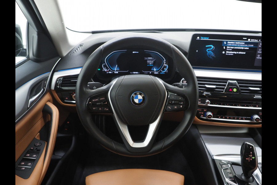 BMW 5 Serie Touring 520e | Leder | HUD | Keyless | 360 | Sfeerlicht | Dodehoek | Stoelverwarming | Carplay