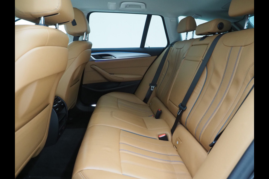 BMW 5 Serie Touring 520e | Leder | HUD | Keyless | 360 | Sfeerlicht | Dodehoek | Stoelverwarming | Carplay