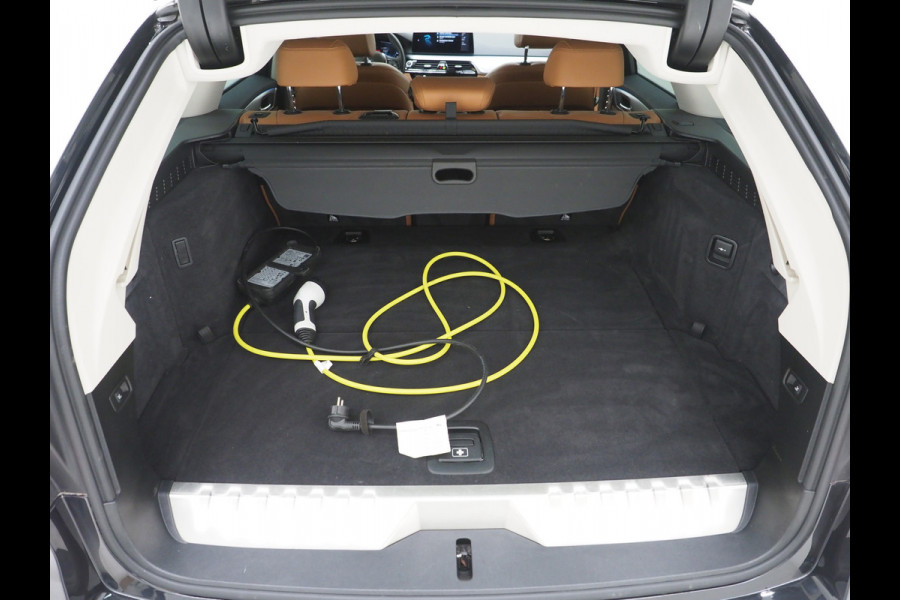 BMW 5 Serie Touring 520e | Leder | HUD | Keyless | 360 | Sfeerlicht | Dodehoek | Stoelverwarming | Carplay