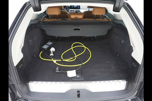 BMW 5 Serie Touring 520e | Leder | HUD | Keyless | 360 | Sfeerlicht | Dodehoek | Stoelverwarming | Carplay