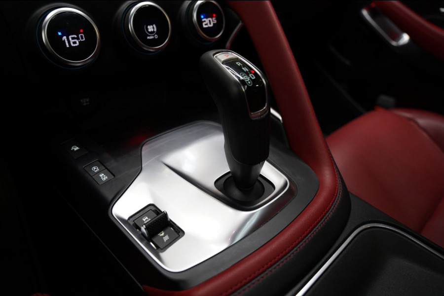 Jaguar E-Pace 2.0 P300 AWD R-Dynamic HSE PANO SFEER TREKH