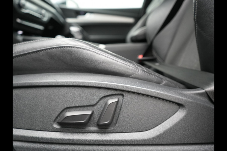 Audi Q5 50 TFSI e Quattro 2x S Line PHEV 300pk | Trekhaak Af Fabriek | Virtual Cockpit | Camera | Sportstoelen Verwarmd | Keyless | Blis | Apple Carplay | Navigatie | DAB | Cruise Control | Plug In Hybrid |