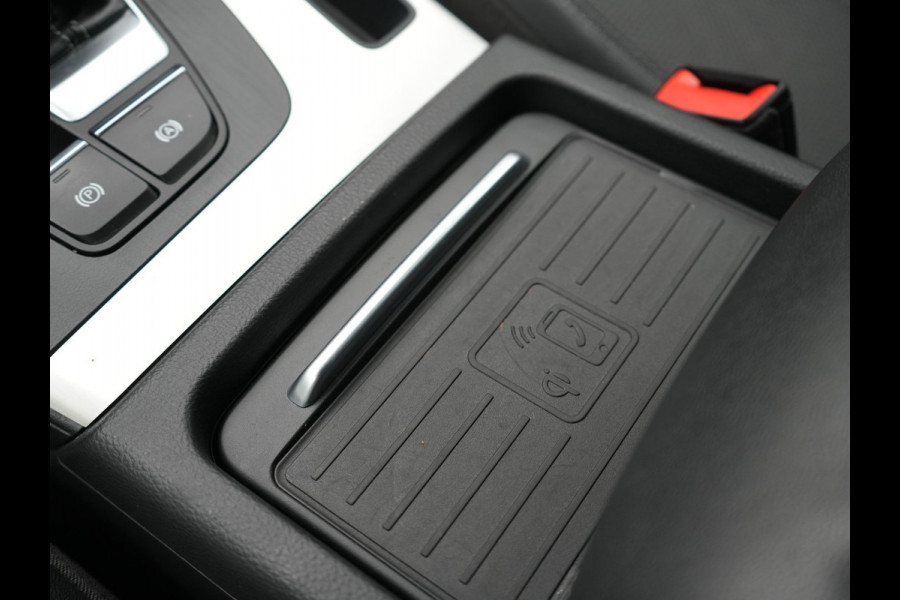 Audi Q5 50 TFSI e Quattro 2x S Line PHEV 300pk | Trekhaak Af Fabriek | Virtual Cockpit | Camera | Sportstoelen Verwarmd | Keyless | Blis | Apple Carplay | Navigatie | DAB | Cruise Control | Plug In Hybrid |