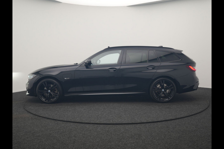 BMW 3 Serie Touring 320e M Sport PHEV Dealer O.H. | Trekhaak Af Fabriek | Panodak | Adaptive Cruise | Laser LED | Camera | Alcantara Sportstoelen Verwarmd | Sfeerverlichting | Keyless | Blis | Apple Carplay | Navigatie | DAB | Plug In Hybrid