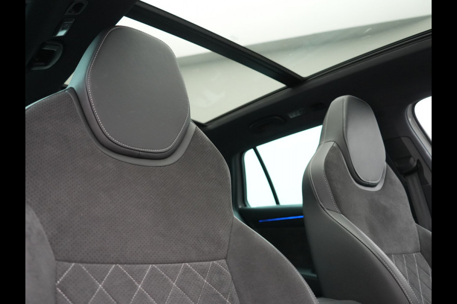 Škoda Superb Combi 1.4 TSI iV Sportline Business PHEV 218pk Dealer O.H. | Trekhaak Af Fabriek | Panodak | 360 Camera | Alcantara Sportstoelen Memory & Verwarmd | Sfeerverlichting | Keyless | Blis | Crystal LED | Navigatie | DAB | Plug In Hybrid |