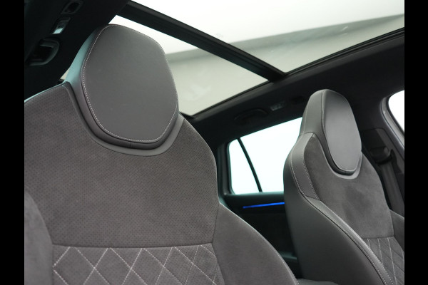 Škoda Superb Combi 1.4 TSI iV Sportline Business PHEV 218pk Dealer O.H. | Trekhaak Af Fabriek | Panodak | 360 Camera | Alcantara Sportstoelen Memory & Verwarmd | Sfeerverlichting | Keyless | Blis | Crystal LED | Navigatie | DAB | Plug In Hybrid |
