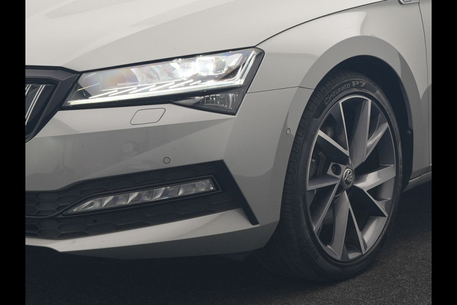 Škoda Superb Combi 1.4 TSI iV Sportline Business PHEV 218pk Dealer O.H. | Trekhaak Af Fabriek | Panodak | 360 Camera | Alcantara Sportstoelen Memory & Verwarmd | Sfeerverlichting | Keyless | Blis | Crystal LED | Navigatie | DAB | Plug In Hybrid |
