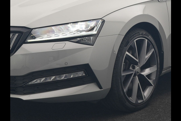 Škoda Superb Combi 1.4 TSI iV Sportline Business PHEV 218pk Dealer O.H. | Trekhaak Af Fabriek | Panodak | 360 Camera | Alcantara Sportstoelen Memory & Verwarmd | Sfeerverlichting | Keyless | Blis | Crystal LED | Navigatie | DAB | Plug In Hybrid |