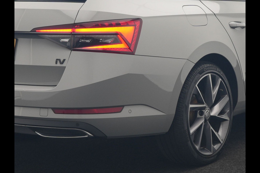 Škoda Superb Combi 1.4 TSI iV Sportline Business PHEV 218pk Dealer O.H. | Trekhaak Af Fabriek | Panodak | 360 Camera | Alcantara Sportstoelen Memory & Verwarmd | Sfeerverlichting | Keyless | Blis | Crystal LED | Navigatie | DAB | Plug In Hybrid |