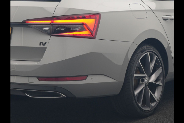 Škoda Superb Combi 1.4 TSI iV Sportline Business PHEV 218pk Dealer O.H. | Trekhaak Af Fabriek | Panodak | 360 Camera | Alcantara Sportstoelen Memory & Verwarmd | Sfeerverlichting | Keyless | Blis | Crystal LED | Navigatie | DAB | Plug In Hybrid |