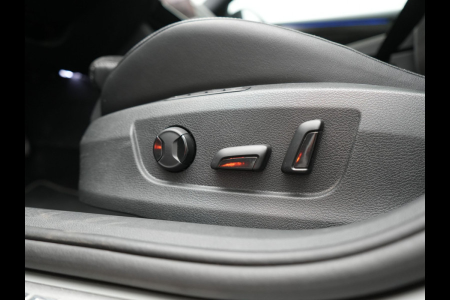 Škoda Superb Combi 1.4 TSI iV Sportline Business PHEV 218pk Dealer O.H. | Trekhaak Af Fabriek | Panodak | 360 Camera | Alcantara Sportstoelen Memory & Verwarmd | Sfeerverlichting | Keyless | Blis | Crystal LED | Navigatie | DAB | Plug In Hybrid |
