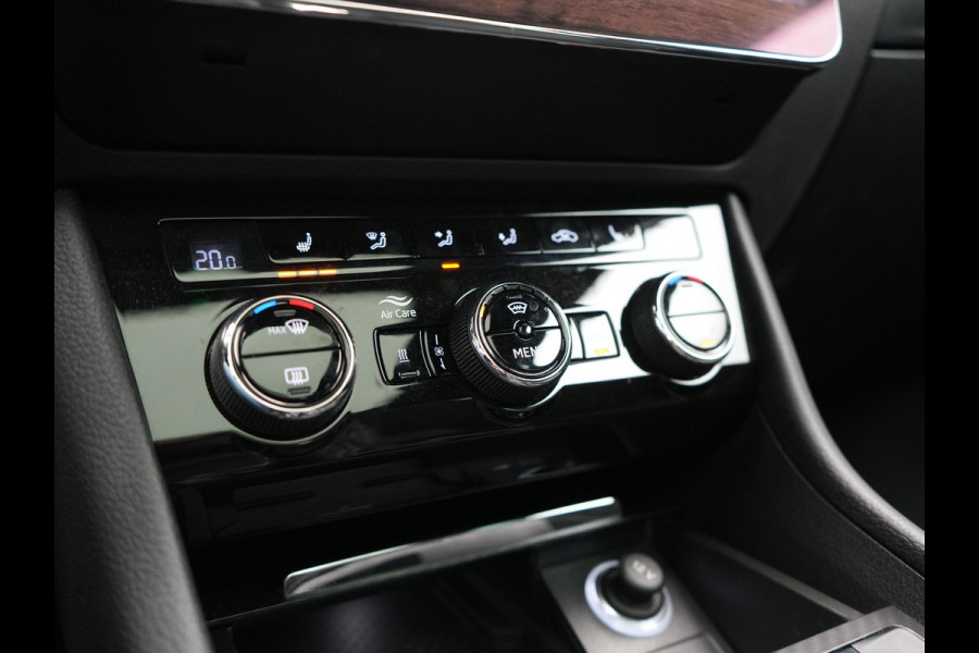 Škoda Superb Combi 1.4 TSI iV Sportline Business PHEV 218pk Dealer O.H. | Trekhaak Af Fabriek | Panodak | 360 Camera | Alcantara Sportstoelen Memory & Verwarmd | Sfeerverlichting | Keyless | Blis | Crystal LED | Navigatie | DAB | Plug In Hybrid |