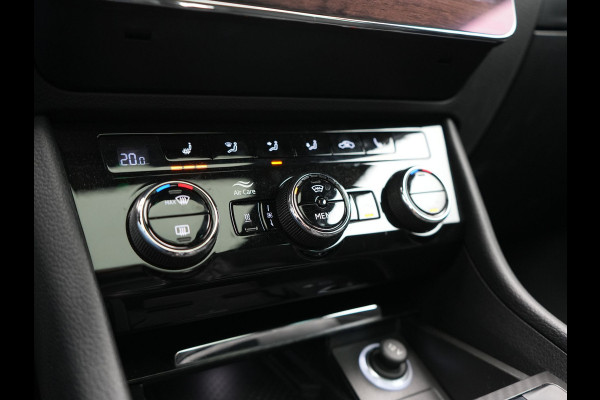 Škoda Superb Combi 1.4 TSI iV Sportline Business PHEV 218pk Dealer O.H. | Trekhaak Af Fabriek | Panodak | 360 Camera | Alcantara Sportstoelen Memory & Verwarmd | Sfeerverlichting | Keyless | Blis | Crystal LED | Navigatie | DAB | Plug In Hybrid |