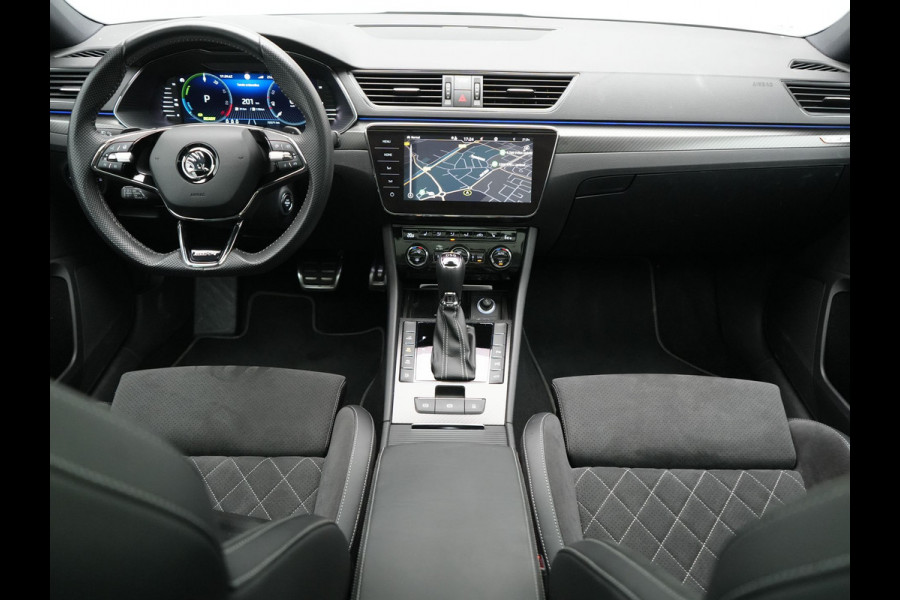 Škoda Superb Combi 1.4 TSI iV Sportline Business PHEV 218pk Dealer O.H. | Trekhaak Af Fabriek | Panodak | 360 Camera | Alcantara Sportstoelen Memory & Verwarmd | Sfeerverlichting | Keyless | Blis | Crystal LED | Navigatie | DAB | Plug In Hybrid |