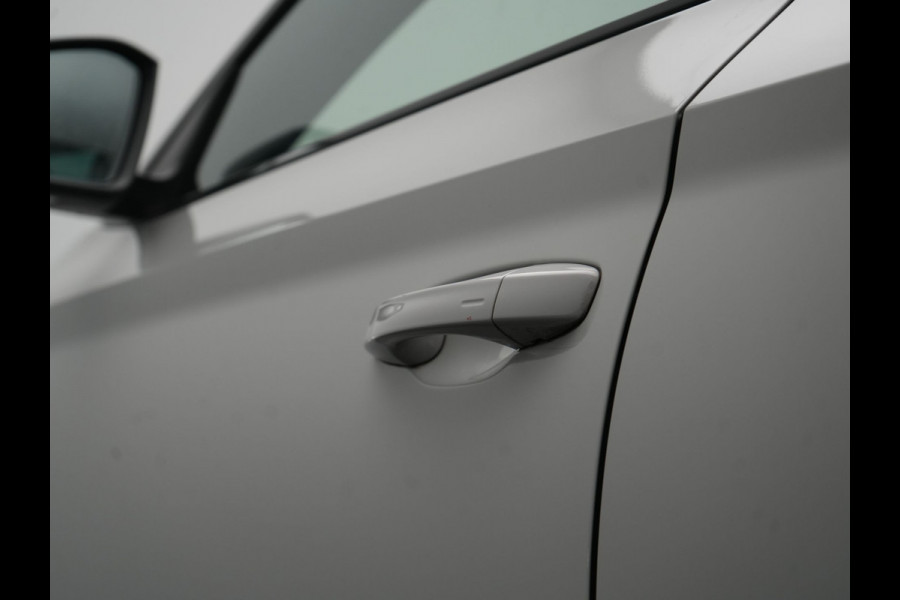 Škoda Superb Combi 1.4 TSI iV Sportline Business PHEV 218pk Dealer O.H. | Trekhaak Af Fabriek | Panodak | 360 Camera | Alcantara Sportstoelen Memory & Verwarmd | Sfeerverlichting | Keyless | Blis | Crystal LED | Navigatie | DAB | Plug In Hybrid |