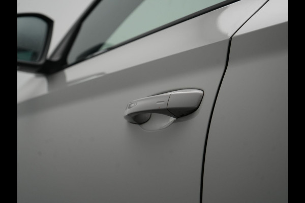 Škoda Superb Combi 1.4 TSI iV Sportline Business PHEV 218pk Dealer O.H. | Trekhaak Af Fabriek | Panodak | 360 Camera | Alcantara Sportstoelen Memory & Verwarmd | Sfeerverlichting | Keyless | Blis | Crystal LED | Navigatie | DAB | Plug In Hybrid |