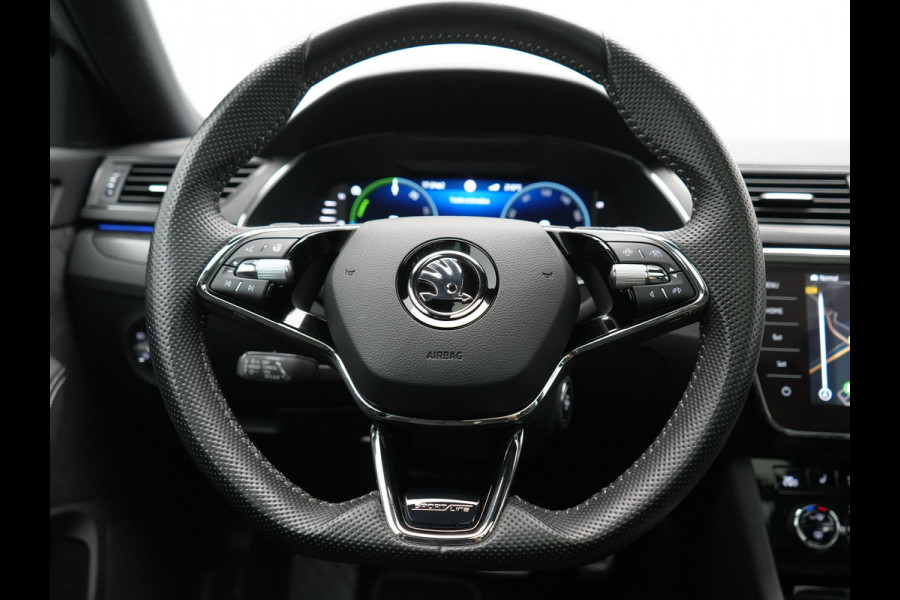 Škoda Superb Combi 1.4 TSI iV Sportline Business PHEV 218pk Dealer O.H. | Trekhaak Af Fabriek | Panodak | 360 Camera | Alcantara Sportstoelen Memory & Verwarmd | Sfeerverlichting | Keyless | Blis | Crystal LED | Navigatie | DAB | Plug In Hybrid |