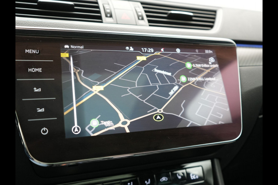 Škoda Superb Combi 1.4 TSI iV Sportline Business PHEV 218pk Dealer O.H. | Trekhaak Af Fabriek | Panodak | 360 Camera | Alcantara Sportstoelen Memory & Verwarmd | Sfeerverlichting | Keyless | Blis | Crystal LED | Navigatie | DAB | Plug In Hybrid |