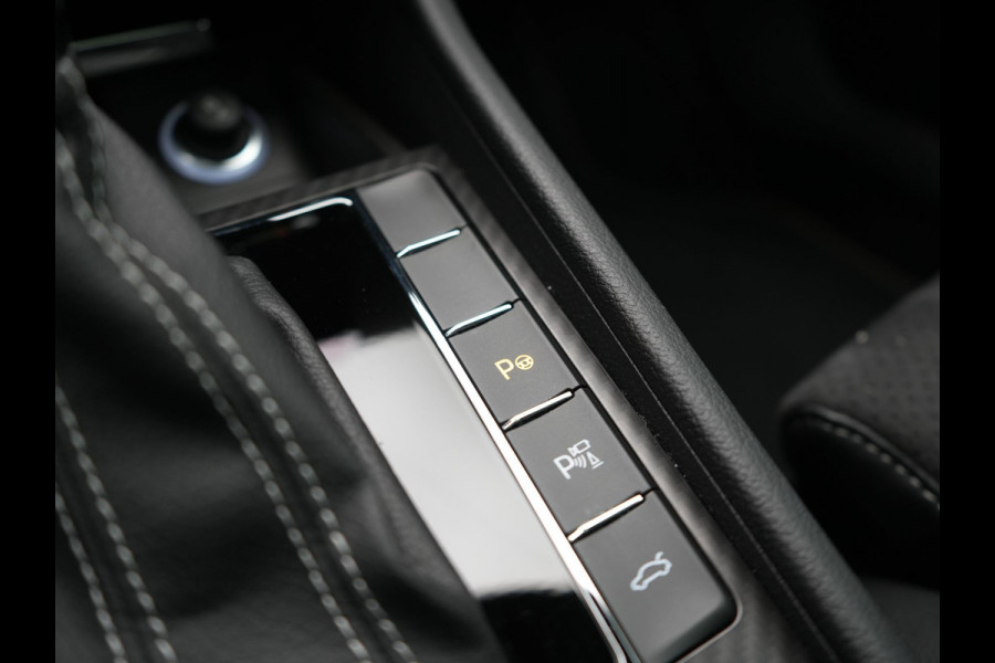 Škoda Superb Combi 1.4 TSI iV Sportline Business PHEV 218pk Dealer O.H. | Trekhaak Af Fabriek | Panodak | 360 Camera | Alcantara Sportstoelen Memory & Verwarmd | Sfeerverlichting | Keyless | Blis | Crystal LED | Navigatie | DAB | Plug In Hybrid |