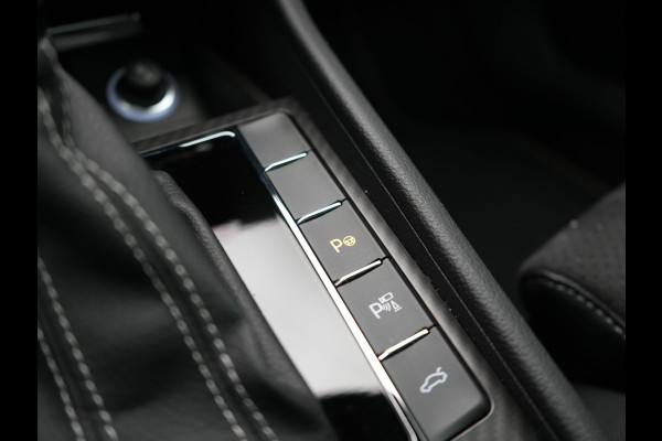 Škoda Superb Combi 1.4 TSI iV Sportline Business PHEV 218pk Dealer O.H. | Trekhaak Af Fabriek | Panodak | 360 Camera | Alcantara Sportstoelen Memory & Verwarmd | Sfeerverlichting | Keyless | Blis | Crystal LED | Navigatie | DAB | Plug In Hybrid |