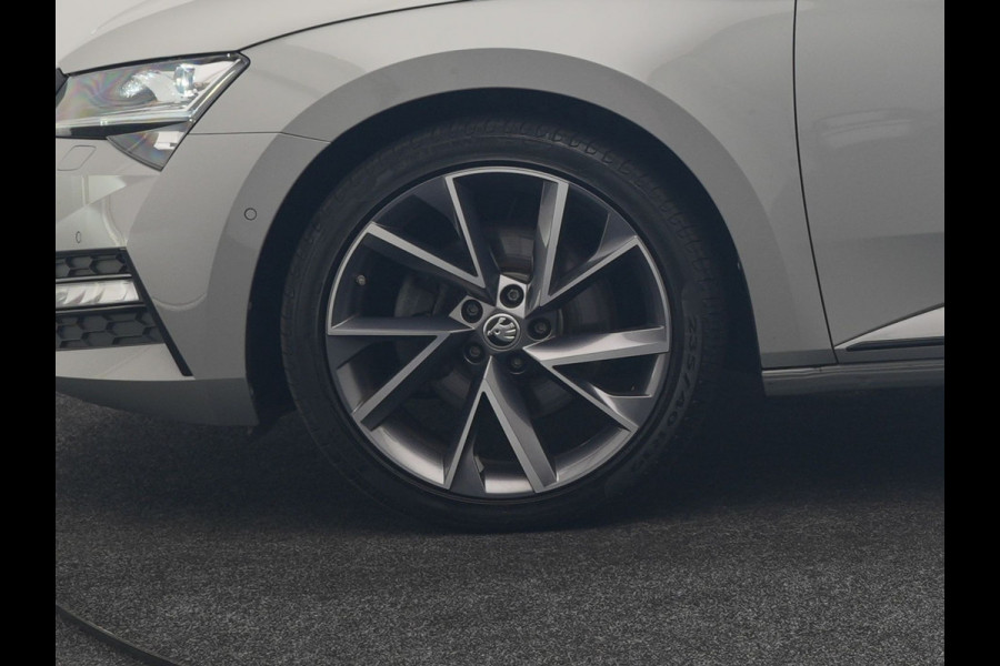 Škoda Superb Combi 1.4 TSI iV Sportline Business PHEV 218pk Dealer O.H. | Trekhaak Af Fabriek | Panodak | 360 Camera | Alcantara Sportstoelen Memory & Verwarmd | Sfeerverlichting | Keyless | Blis | Crystal LED | Navigatie | DAB | Plug In Hybrid |