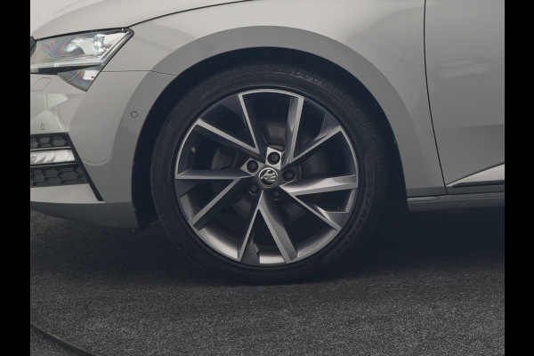 Škoda Superb Combi 1.4 TSI iV Sportline Business PHEV 218pk Dealer O.H. | Trekhaak Af Fabriek | Panodak | 360 Camera | Alcantara Sportstoelen Memory & Verwarmd | Sfeerverlichting | Keyless | Blis | Crystal LED | Navigatie | DAB | Plug In Hybrid |