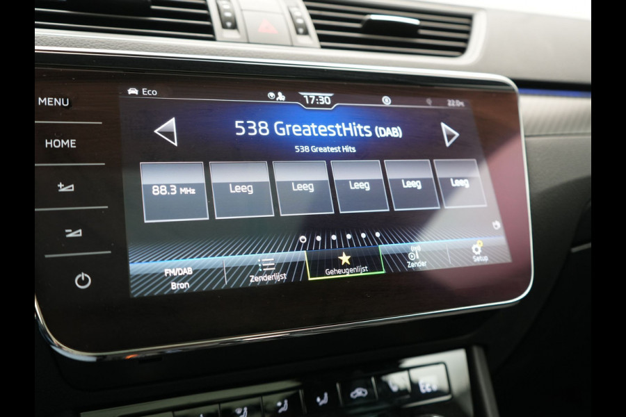 Škoda Superb Combi 1.4 TSI iV Sportline Business PHEV 218pk Dealer O.H. | Trekhaak Af Fabriek | Panodak | 360 Camera | Alcantara Sportstoelen Memory & Verwarmd | Sfeerverlichting | Keyless | Blis | Crystal LED | Navigatie | DAB | Plug In Hybrid |