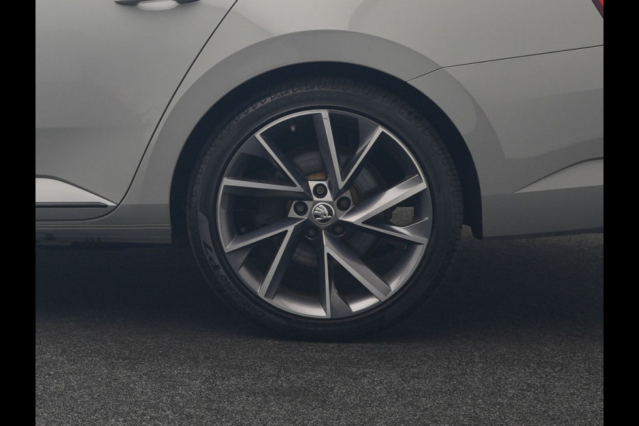 Škoda Superb Combi 1.4 TSI iV Sportline Business PHEV 218pk Dealer O.H. | Trekhaak Af Fabriek | Panodak | 360 Camera | Alcantara Sportstoelen Memory & Verwarmd | Sfeerverlichting | Keyless | Blis | Crystal LED | Navigatie | DAB | Plug In Hybrid |