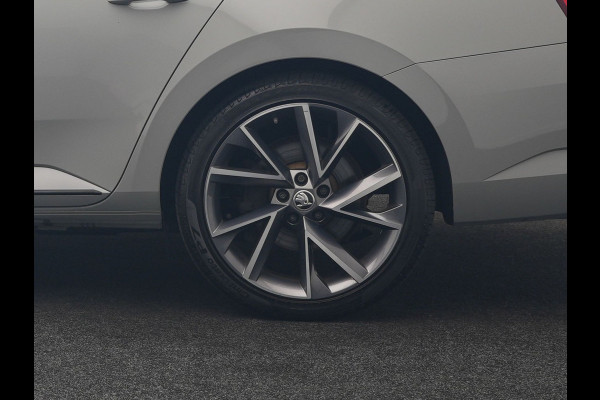 Škoda Superb Combi 1.4 TSI iV Sportline Business PHEV 218pk Dealer O.H. | Trekhaak Af Fabriek | Panodak | 360 Camera | Alcantara Sportstoelen Memory & Verwarmd | Sfeerverlichting | Keyless | Blis | Crystal LED | Navigatie | DAB | Plug In Hybrid |
