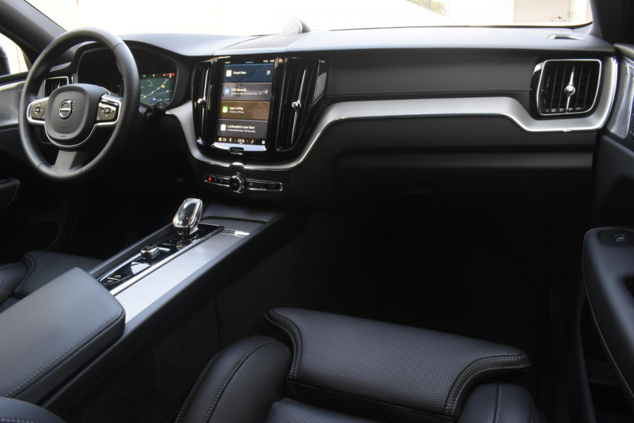Volvo XC60 T6 350PK Plug-in hybrid AWD Ultra Black Edition / Luchtvering / Bowers & Wilkins / Adaptive Cruise control / Head-up Display / Elektrische stoelen met geheugen / Massagefunctie voorstoelen / Stoelverwarming V+A / Stoelventilatie / Stuurverwarming / 360 Camera /