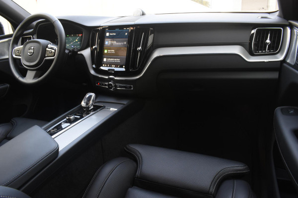 Volvo XC60 T6 350PK Plug-in hybrid AWD Ultra Black Edition / Luchtvering / Bowers & Wilkins / Adaptive Cruise control / Head-up Display / Elektrische stoelen met geheugen / Massagefunctie voorstoelen / Stoelverwarming V+A / Stoelventilatie / Stuurverwarming / 360 Camera /