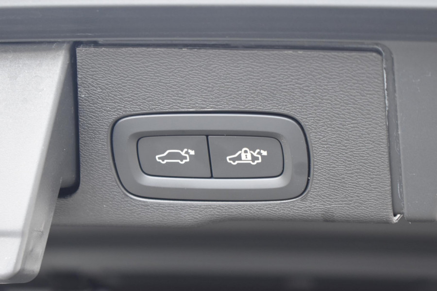 Volvo XC60 T6 350PK Plug-in hybrid AWD Ultra Black Edition / Luchtvering / Bowers & Wilkins / Adaptive Cruise control / Head-up Display / Elektrische stoelen met geheugen / Massagefunctie voorstoelen / Stoelverwarming V+A / Stoelventilatie / Stuurverwarming / 360 Camera /