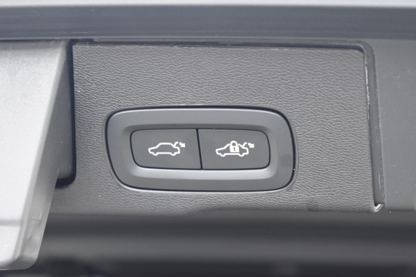 Volvo XC60 T6 350PK Plug-in hybrid AWD Ultra Black Edition / Luchtvering / Bowers & Wilkins / Adaptive Cruise control / Head-up Display / Elektrische stoelen met geheugen / Massagefunctie voorstoelen / Stoelverwarming V+A / Stoelventilatie / Stuurverwarming / 360 Camera /