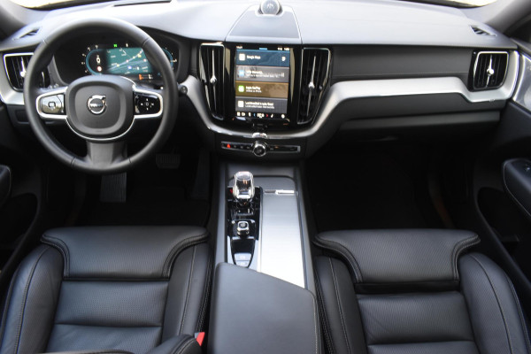 Volvo XC60 T6 350PK Plug-in hybrid AWD Ultra Black Edition / Luchtvering / Bowers & Wilkins / Adaptive Cruise control / Head-up Display / Elektrische stoelen met geheugen / Massagefunctie voorstoelen / Stoelverwarming V+A / Stoelventilatie / Stuurverwarming / 360 Camera /