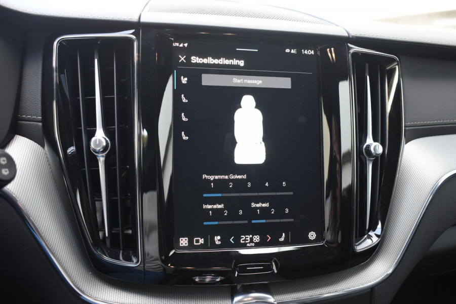 Volvo XC60 T6 350PK Plug-in hybrid AWD Ultra Black Edition / Luchtvering / Bowers & Wilkins / Adaptive Cruise control / Head-up Display / Elektrische stoelen met geheugen / Massagefunctie voorstoelen / Stoelverwarming V+A / Stoelventilatie / Stuurverwarming / 360 Camera /