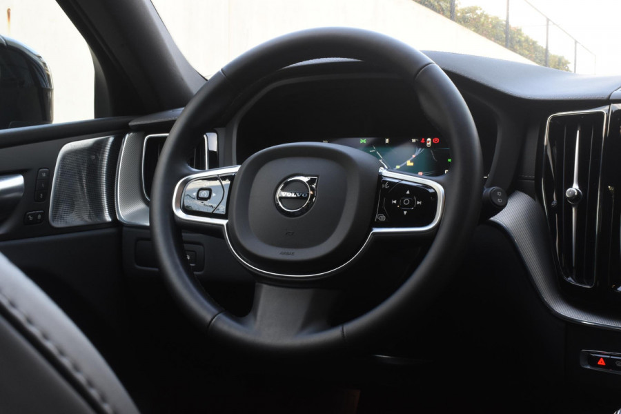 Volvo XC60 T6 350PK Plug-in hybrid AWD Ultra Black Edition / Luchtvering / Bowers & Wilkins / Adaptive Cruise control / Head-up Display / Elektrische stoelen met geheugen / Massagefunctie voorstoelen / Stoelverwarming V+A / Stoelventilatie / Stuurverwarming / 360 Camera /