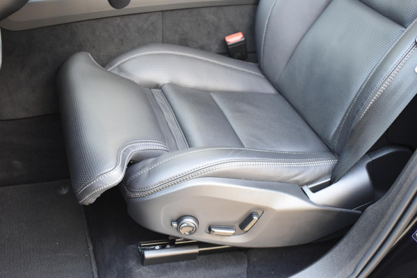 Volvo XC60 T6 350PK Plug-in hybrid AWD Ultra Black Edition / Luchtvering / Bowers & Wilkins / Adaptive Cruise control / Head-up Display / Elektrische stoelen met geheugen / Massagefunctie voorstoelen / Stoelverwarming V+A / Stoelventilatie / Stuurverwarming / 360 Camera /