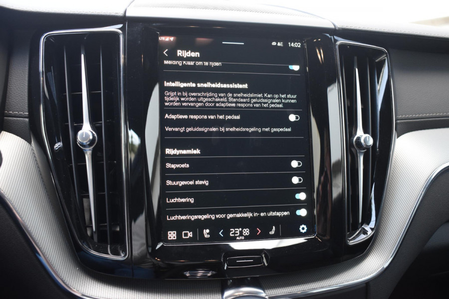 Volvo XC60 T6 350PK Plug-in hybrid AWD Ultra Black Edition / Luchtvering / Bowers & Wilkins / Adaptive Cruise control / Head-up Display / Elektrische stoelen met geheugen / Massagefunctie voorstoelen / Stoelverwarming V+A / Stoelventilatie / Stuurverwarming / 360 Camera /