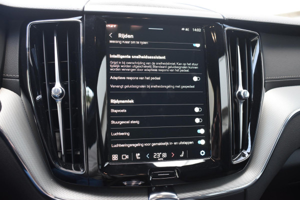 Volvo XC60 T6 350PK Plug-in hybrid AWD Ultra Black Edition / Luchtvering / Bowers & Wilkins / Adaptive Cruise control / Head-up Display / Elektrische stoelen met geheugen / Massagefunctie voorstoelen / Stoelverwarming V+A / Stoelventilatie / Stuurverwarming / 360 Camera /