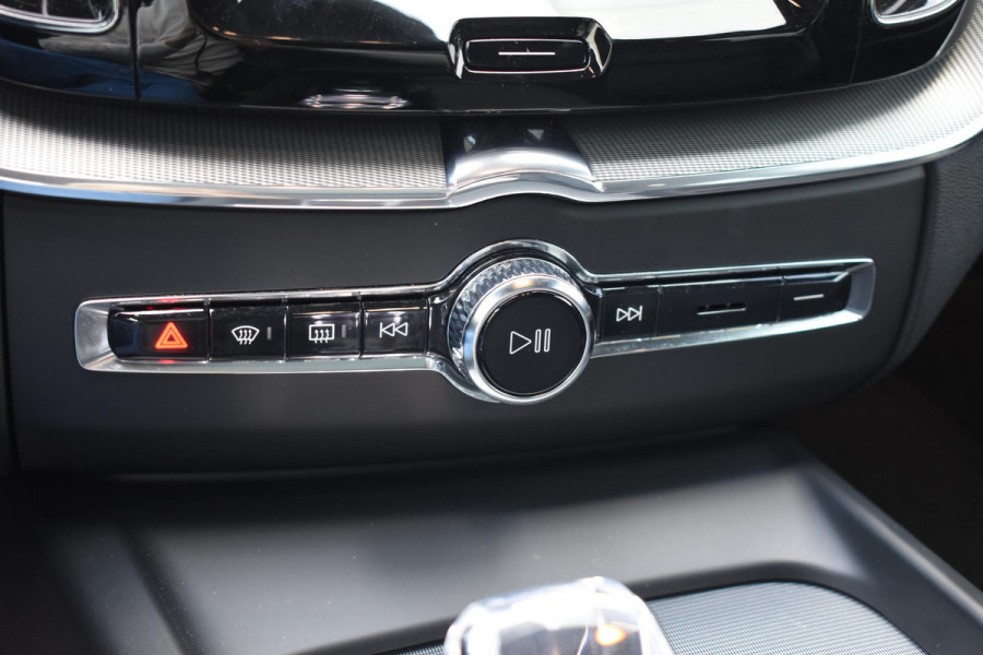 Volvo XC60 T6 350PK Plug-in hybrid AWD Ultra Black Edition / Luchtvering / Bowers & Wilkins / Adaptive Cruise control / Head-up Display / Elektrische stoelen met geheugen / Massagefunctie voorstoelen / Stoelverwarming V+A / Stoelventilatie / Stuurverwarming / 360 Camera /