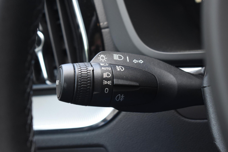 Volvo XC60 T6 350PK Plug-in hybrid AWD Ultra Black Edition / Luchtvering / Bowers & Wilkins / Adaptive Cruise control / Head-up Display / Elektrische stoelen met geheugen / Massagefunctie voorstoelen / Stoelverwarming V+A / Stoelventilatie / Stuurverwarming / 360 Camera /
