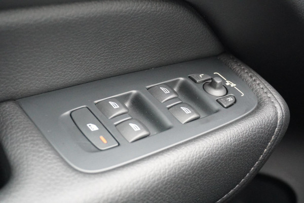 Volvo XC60 2.0 B5 Inscription + PANORAMA / 360 CAMERA / LEDER / TREKHAAK /