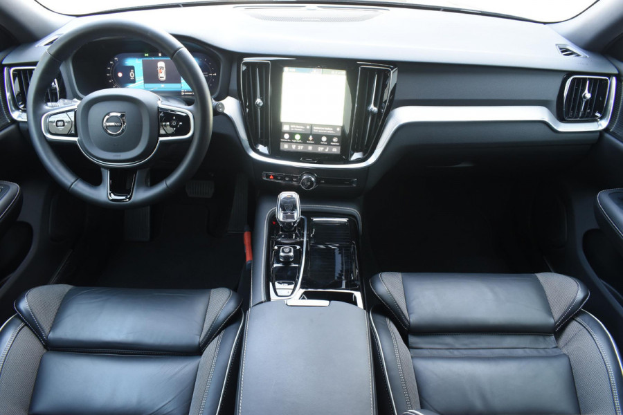 Volvo V60 T6 350PK Plug-in hybrid AWD Plus Dark / Adaptive Cruise Control / 360 Camera / Harman Kardon / Stoel- en stuurverwarming / Stoelverwarming achter / Trekhaak elektrisch wegklapbaar / Elektrische stoelen met geheugen