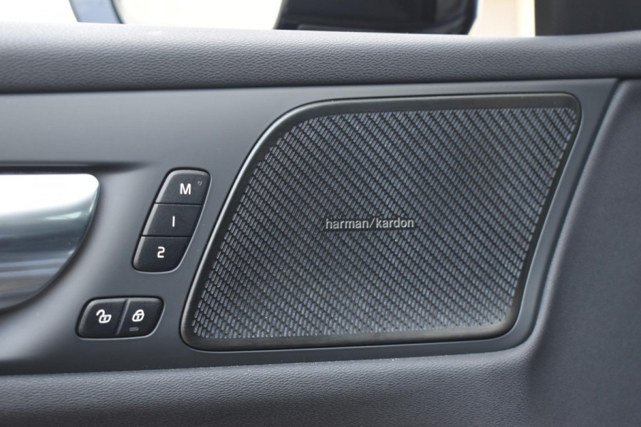 Volvo V60 T6 350PK Plug-in hybrid AWD Plus Dark / Adaptive Cruise Control / 360 Camera / Harman Kardon / Stoel- en stuurverwarming / Stoelverwarming achter / Trekhaak elektrisch wegklapbaar / Elektrische stoelen met geheugen